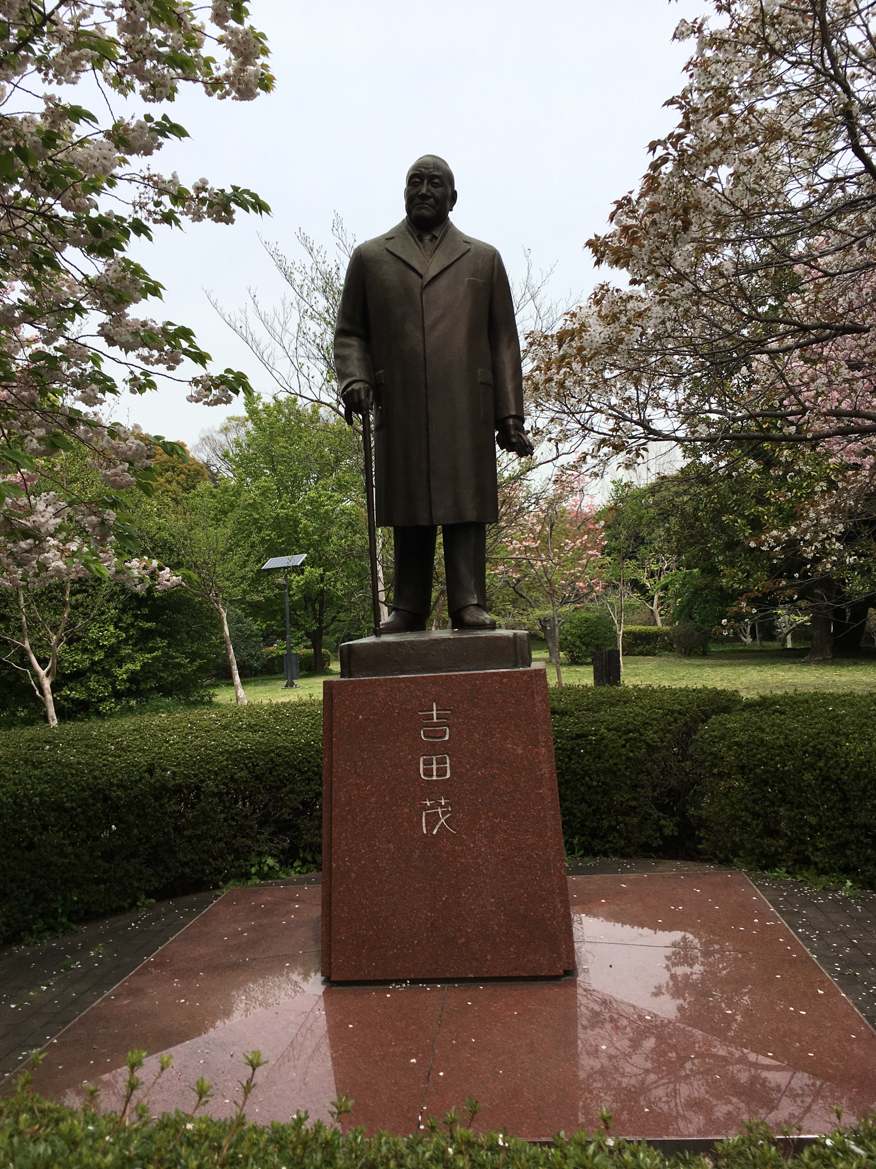 吉田茂　石像